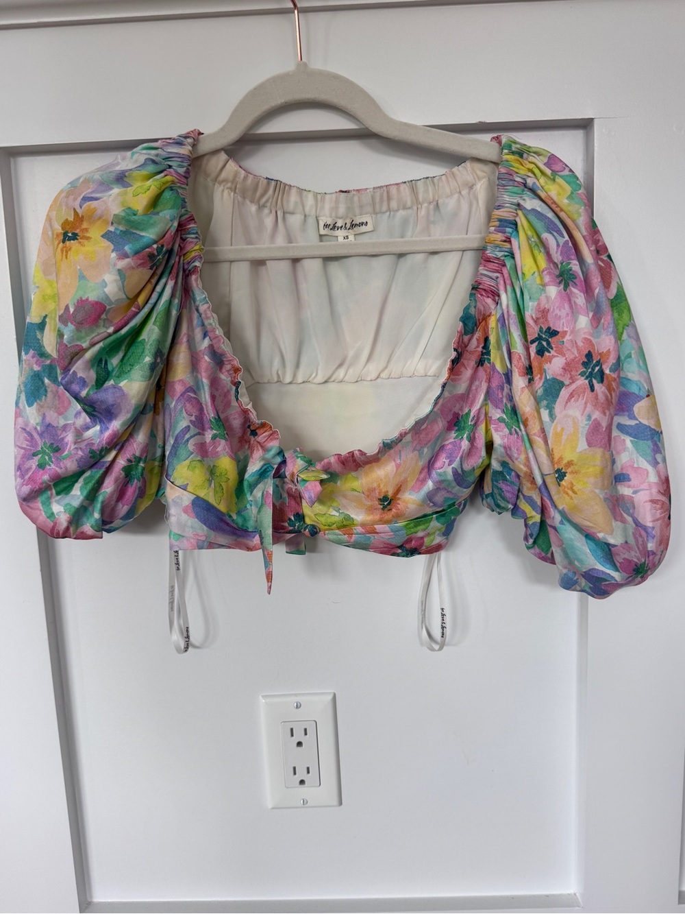 For love and lemons Pastel Floral Puff-Sleeve Crop Top in Multi Pastel